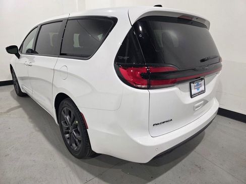 New 2026 Chrysler Pacifica Select image 42