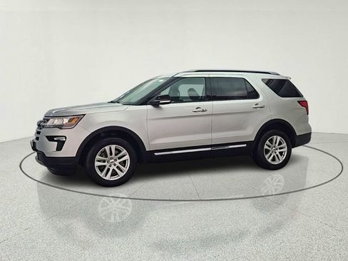 Used 2018 Ford Explorer XLT w/ Equipment Group 202A AWD/4WD image 3