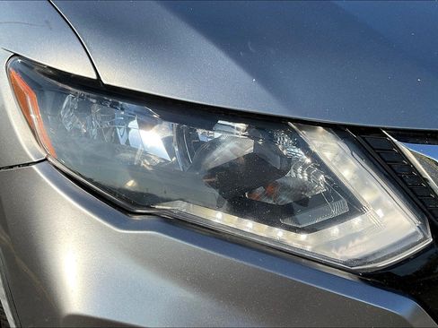 Used 2018 Nissan Rogue S image 25