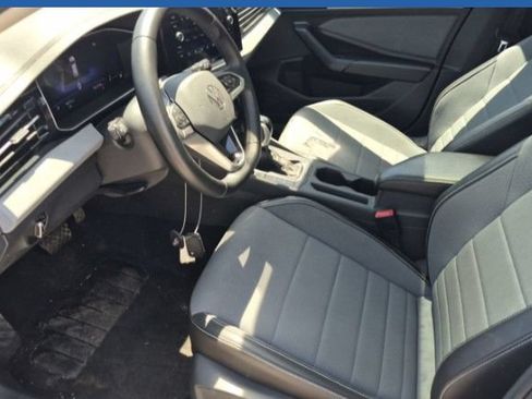 Used 2025 Volkswagen Jetta SE FWD image 4