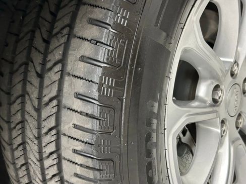 Certified 2022 Jeep Grand Cherokee Laredo E image 30