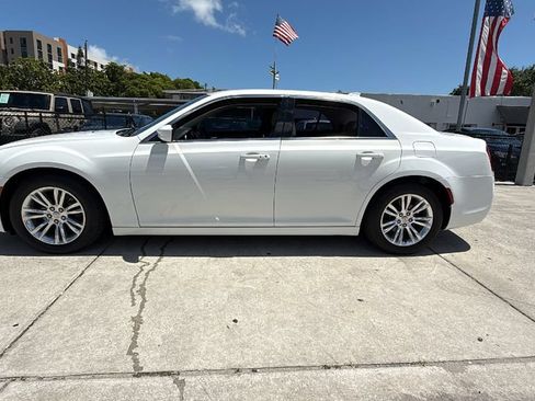 Used 2018 Chrysler 300 Touring L RWD image 10