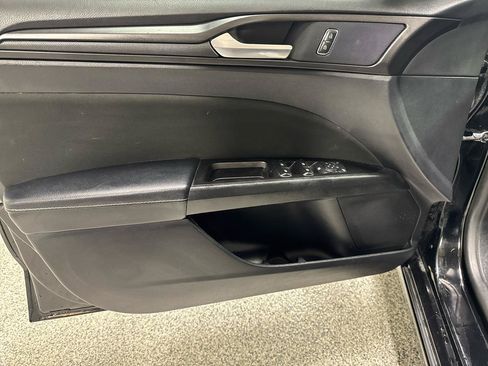 Used 2018 Ford Fusion SE w/ Equipment Group 201A FWD image 19