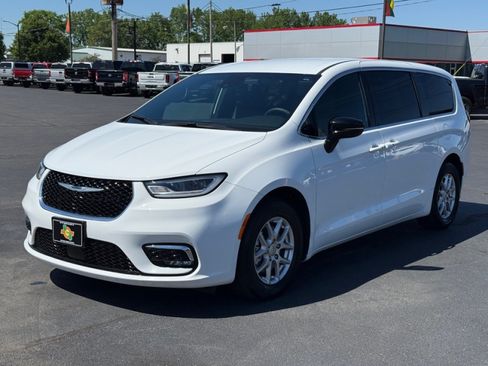 Used 2025 Chrysler Pacifica Select FWD image 4