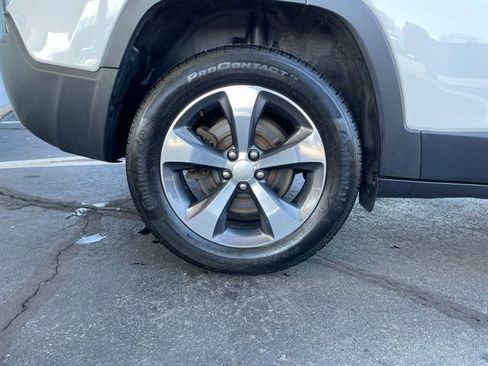 Used 2019 Jeep Cherokee Limited AWD/4WD image 34