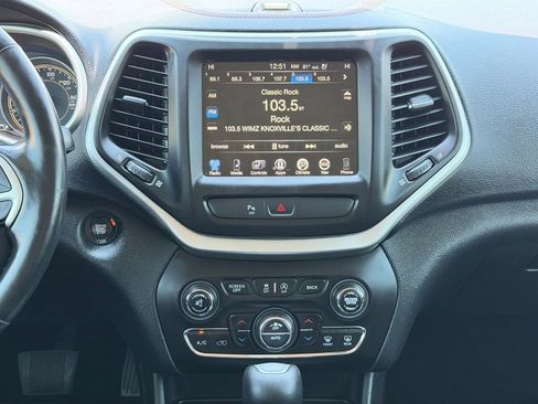 Used 2016 Jeep Cherokee Trailhawk w/ Comfort/Convenience Group AWD/4WD image 11