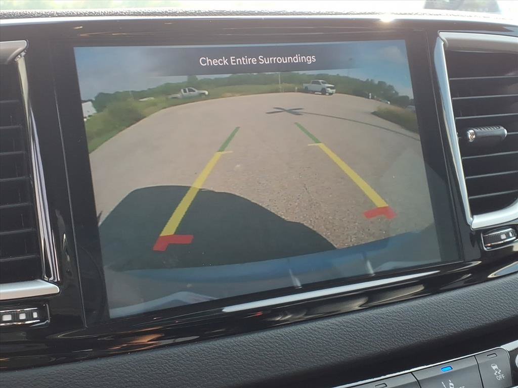 Used 2023 Chrysler Pacifica Touring-L FWD image 13
