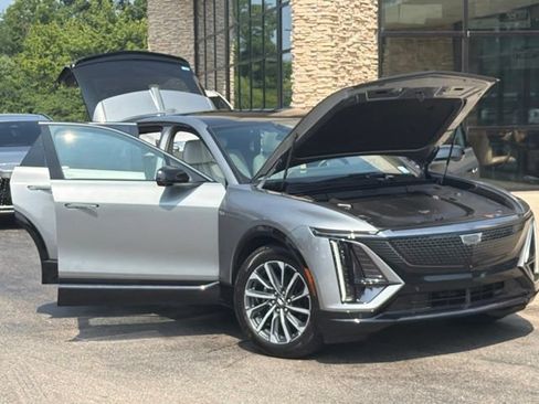Used 2024 Cadillac Lyriq Sport w/ LPO, Floor Liner Package AWD/4WD image 9
