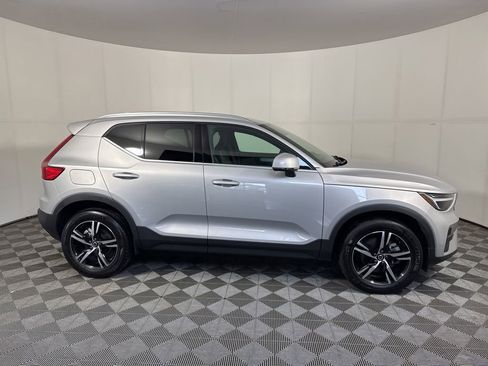Used 2025 Volvo XC40 B5 Core AWD/4WD image 6