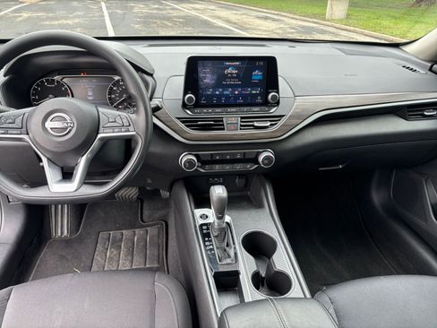 Used 2025 Nissan Altima 2.5 SV FWD image 28