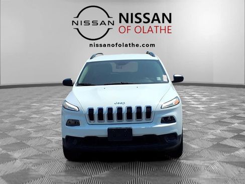Used 2016 Jeep Cherokee Sport FWD image 32