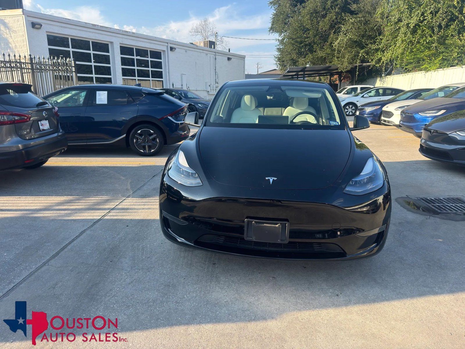 Used 2025 Tesla Model Y Long Range RWD image 1