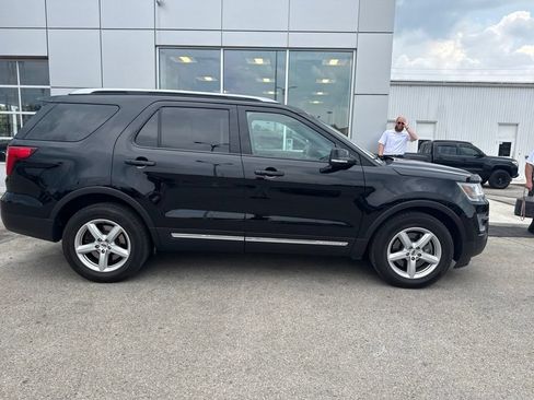 Used 2017 Ford Explorer XLT w/ Equipment Group 202A AWD/4WD image 2