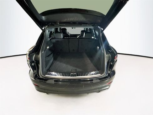 Used 2022 Porsche Cayenne AWD/4WD image 18