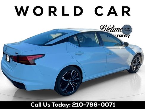 Used 2024 Nissan Altima 2.5 SR w/ SR Premium Package image 3