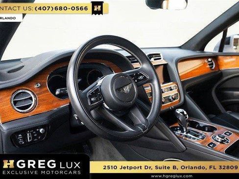 Used 2022 Bentley Bentayga image 2