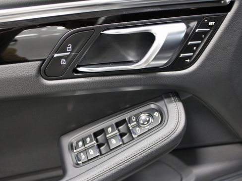 Certified 2025 Porsche Macan image 25