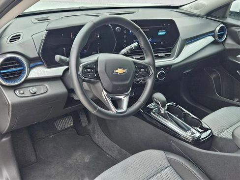 Used 2025 Chevrolet Trax LT w/ LT Convenience Package FWD image 10