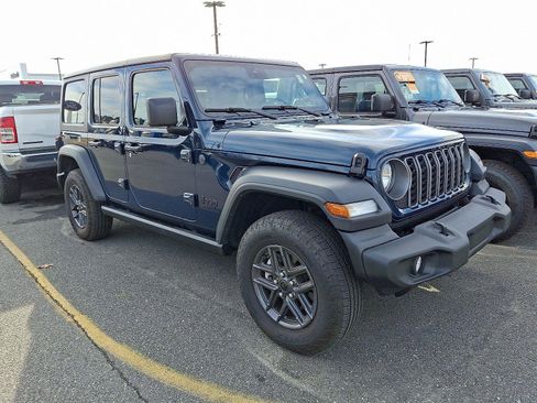 Used 2025 Jeep Wrangler Sport S image 4