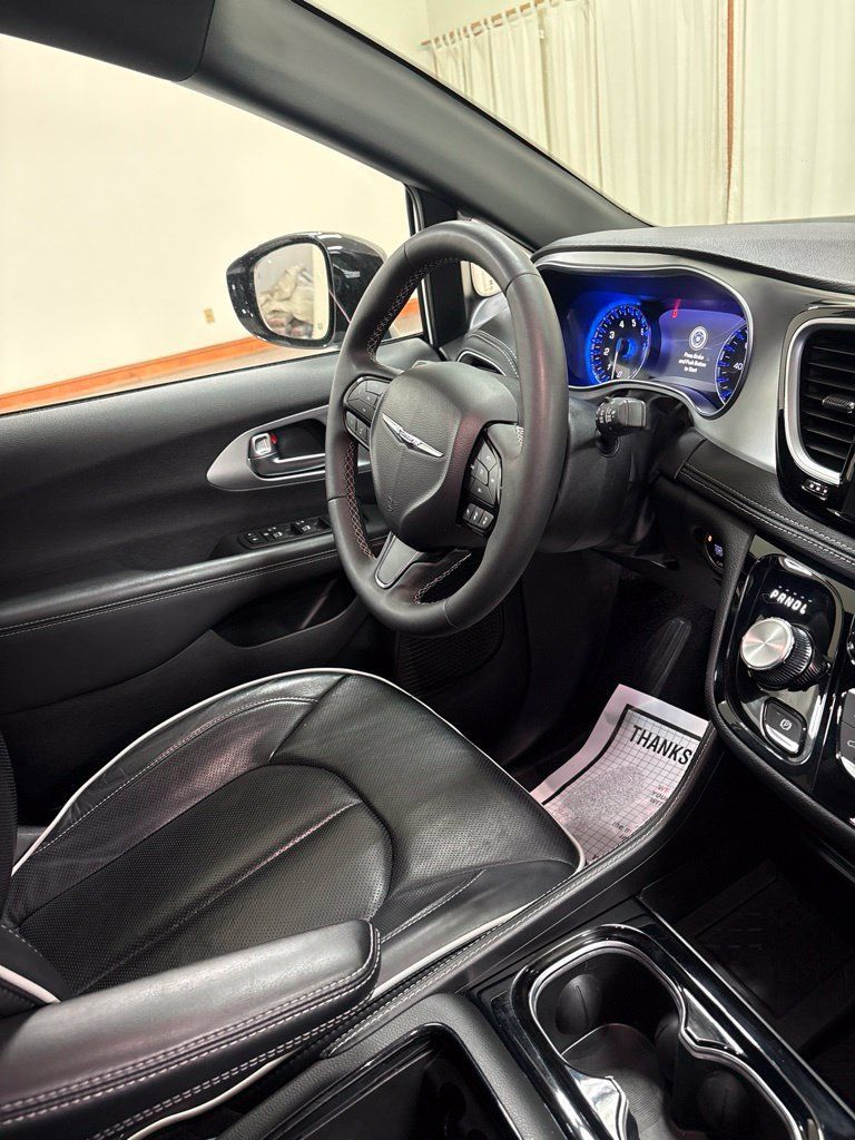 Used 2025 Chrysler Pacifica Limited FWD image 24