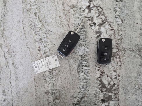 Used 2012 Volkswagen Golf 4-Door image 12