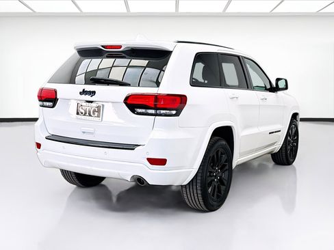 Used 2017 Jeep Grand Cherokee Altitude image 4