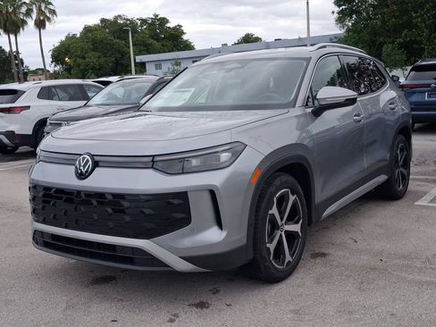 New 2026 Volkswagen Tiguan SE FWD image 3