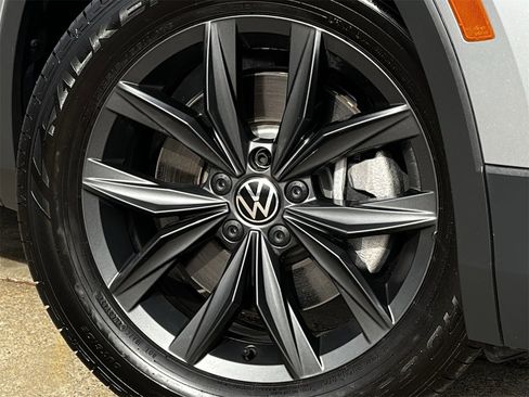 Used 2024 Volkswagen Tiguan SE image 29