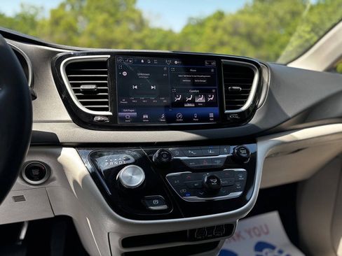 Used 2023 Chrysler Pacifica Touring-L FWD image 16