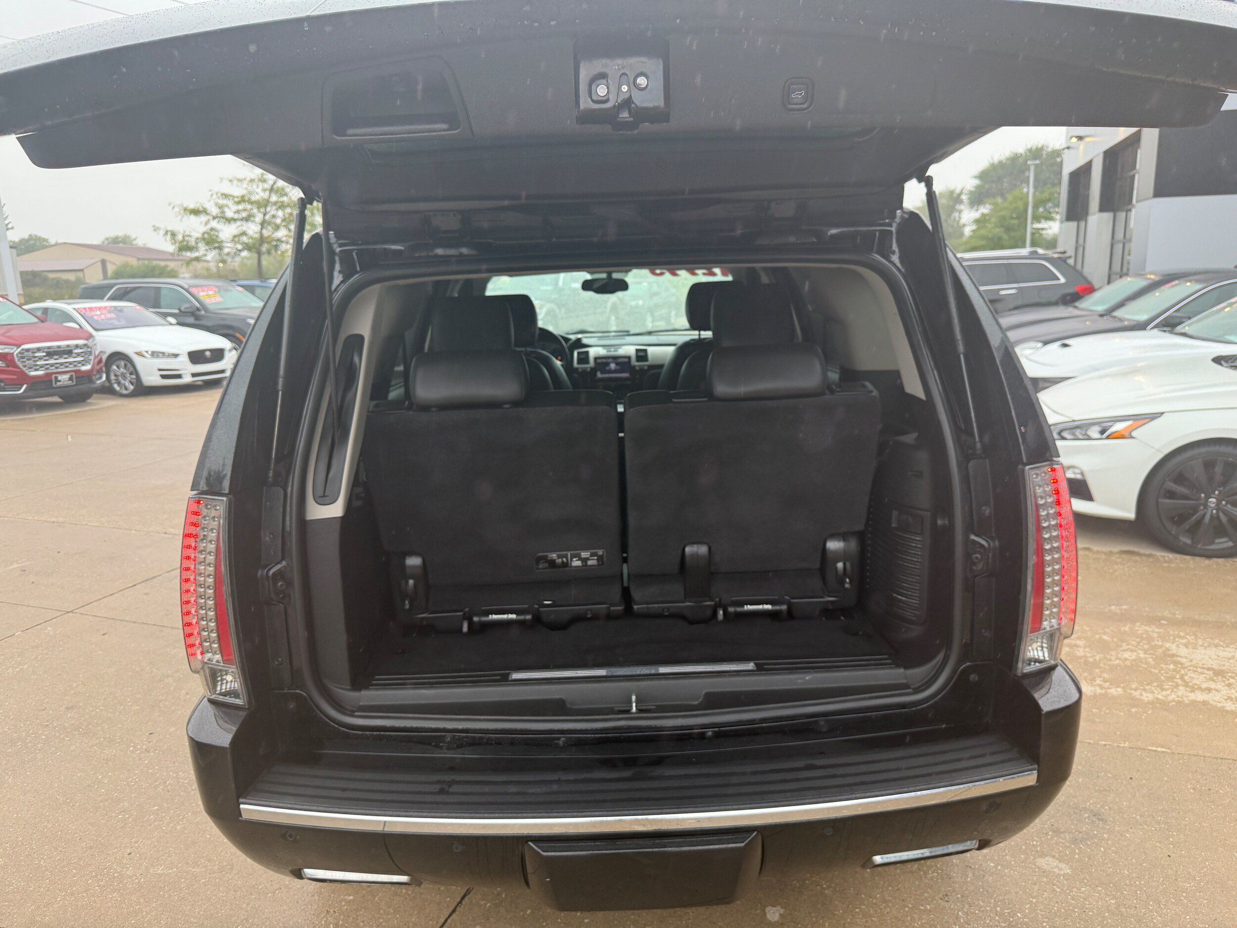 Used 2013 Cadillac Escalade Premium AWD/4WD image 6