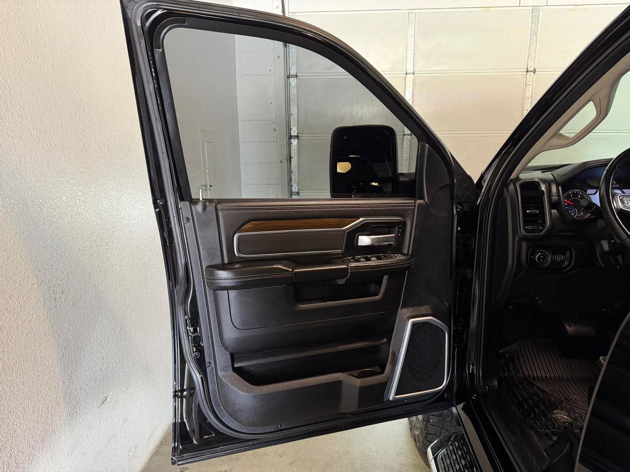 Used 2023 RAM 3500 Laramie AWD/4WD image 9