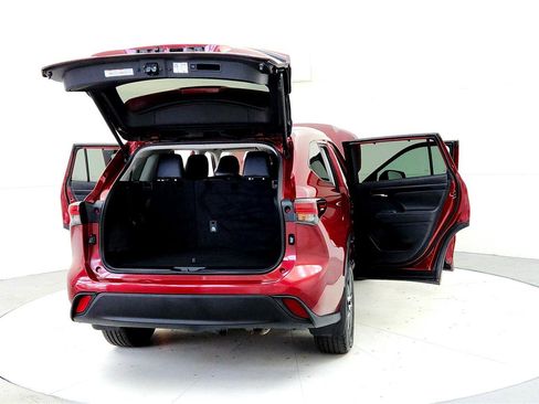 Used 2024 Toyota Highlander XLE AWD/4WD image 11