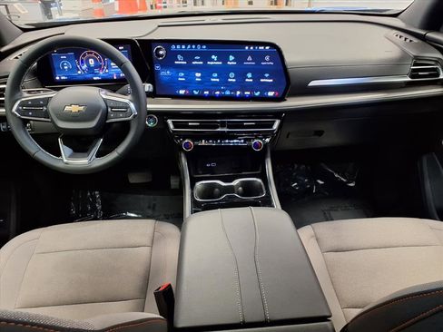 Used 2025 Chevrolet Traverse LT image 16