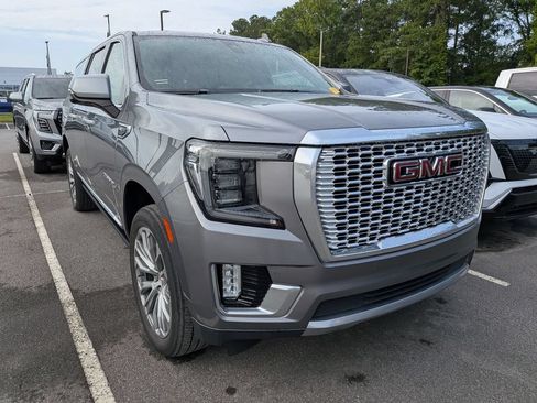 Used 2021 GMC Yukon XL Denali w/ Denali Premium Package AWD/4WD image 13
