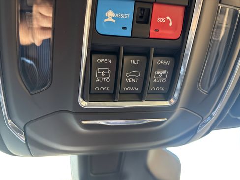 Used 2024 Jeep Grand Cherokee Limited image 18