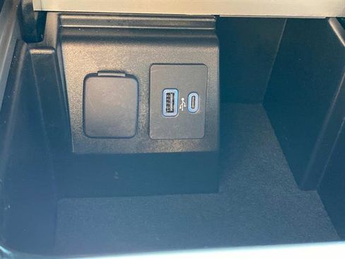 Certified 2022 Ford Explorer Platinum w/ Equipment Group 601A image 28