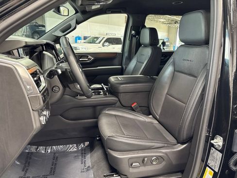 Used 2025 GMC Yukon XL Denali AWD/4WD image 9