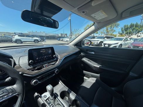 Used 2025 Nissan Altima 2.5 SV FWD image 36