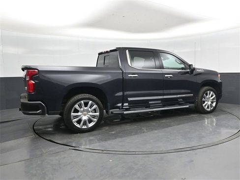 Used 2022 Chevrolet Silverado 1500 High Country w/ High Country Premium Package image 3