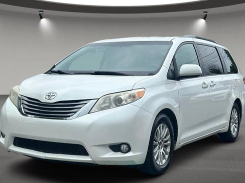 Used 2015 Toyota Sienna XLE w/ XLE Navigation Package FWD image 3