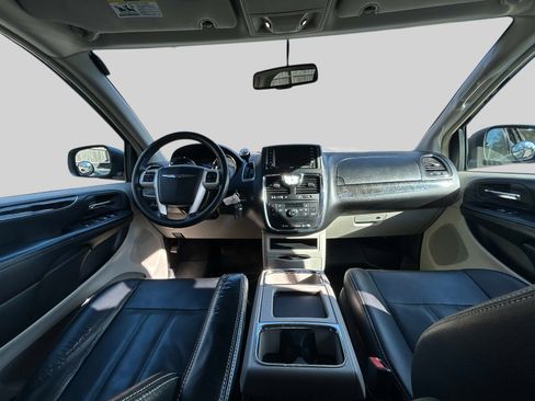 Used 2015 Chrysler Town & Country Touring image 17