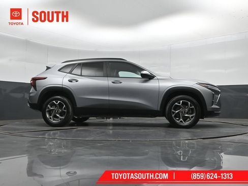 Used 2025 Chevrolet Trax LT w/ LT Convenience Package FWD image 37