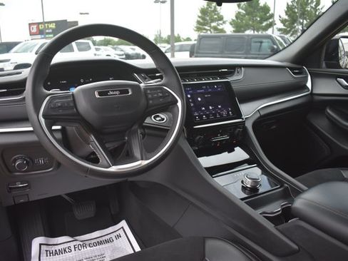 Used 2024 Jeep Grand Cherokee Altitude RWD image 17
