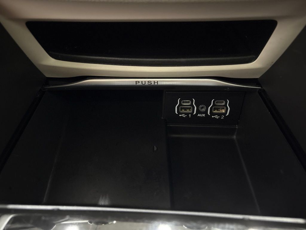 Used 2022 Chrysler Pacifica Limited AWD/4WD image 19