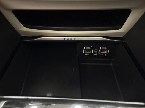 Used 2022 Chrysler Pacifica Limited AWD/4WD image 19