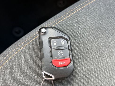 Used 2025 Jeep Wrangler Unlimited Sahara AWD/4WD image 20