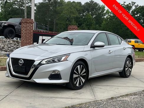 Used 2022 Nissan Altima 2.5 SV w/ SV Premium Package image 3