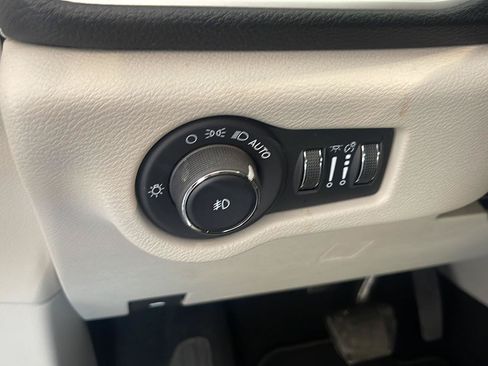 Used 2023 Chrysler Pacifica Touring-L FWD image 16