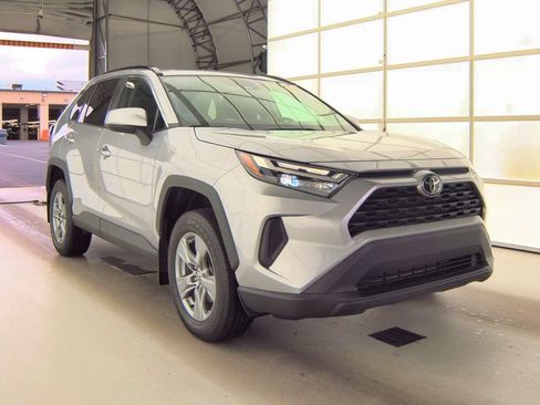 Used 2022 Toyota RAV4 XLE w/ Convenience Package AWD/4WD image 4