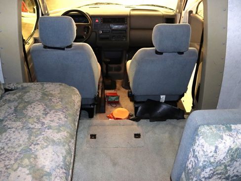 Used 2002 Volkswagen Eurovan FWD image 40